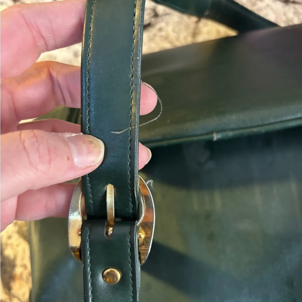 Etienne Aigner vintage hunter green bucket bag. - Picture 9 of 12